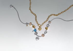 Alternative view of Charm Pandora Moments Mạ Vàng 14K Ngôi Sao May Mắn